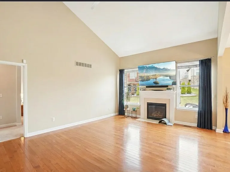 E Stonegate Cir — Photo 2