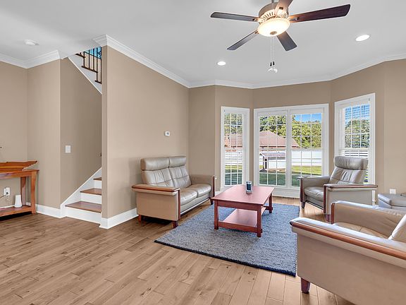 5th image of 220 Bryan Dr