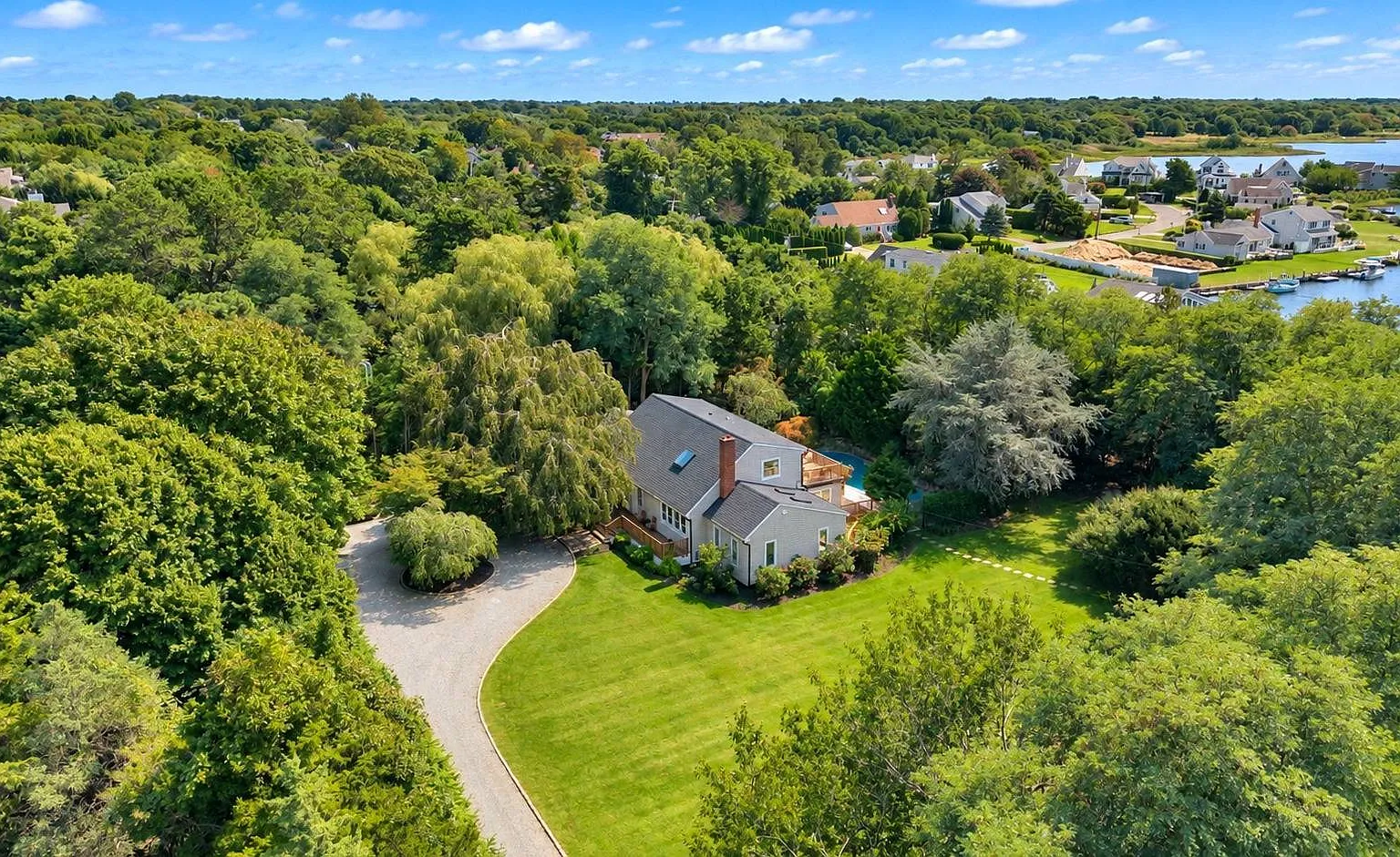 Private Retreat in Southampton with all the modern amenities!! — Photo 1