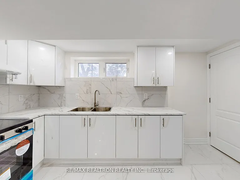 6 Deering Cres — Photo 5