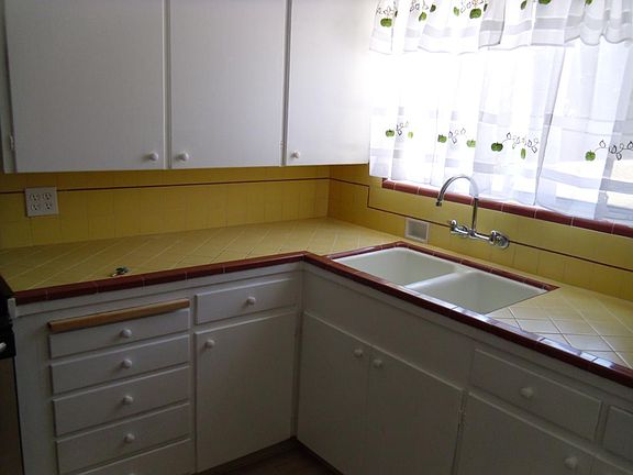 2nd image of 935 W Beach Ave