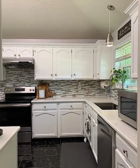 624 Harrison Dr — Photo 5