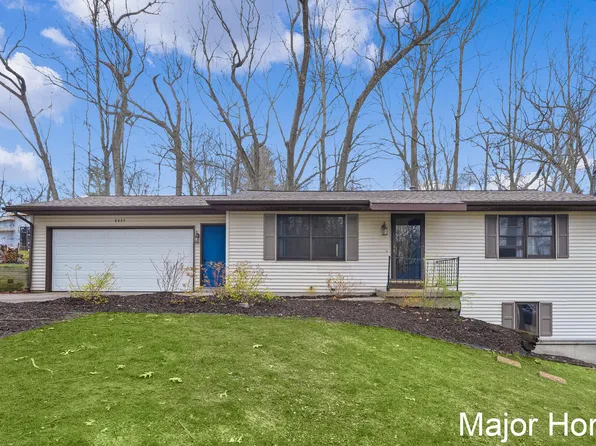 8445 Oakview Ave NE, Rockford, MI 49341