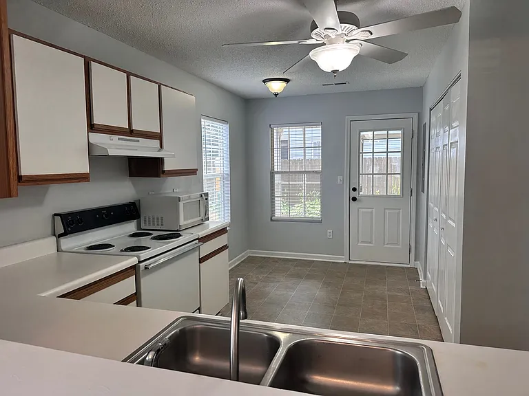 102 Hammett Grove Ln #102 — Photo 8