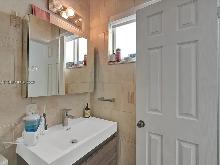 2025 Alamanda Dr — Photo 23