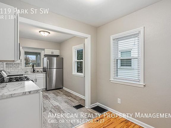 3rd image of 1119 Park St SW