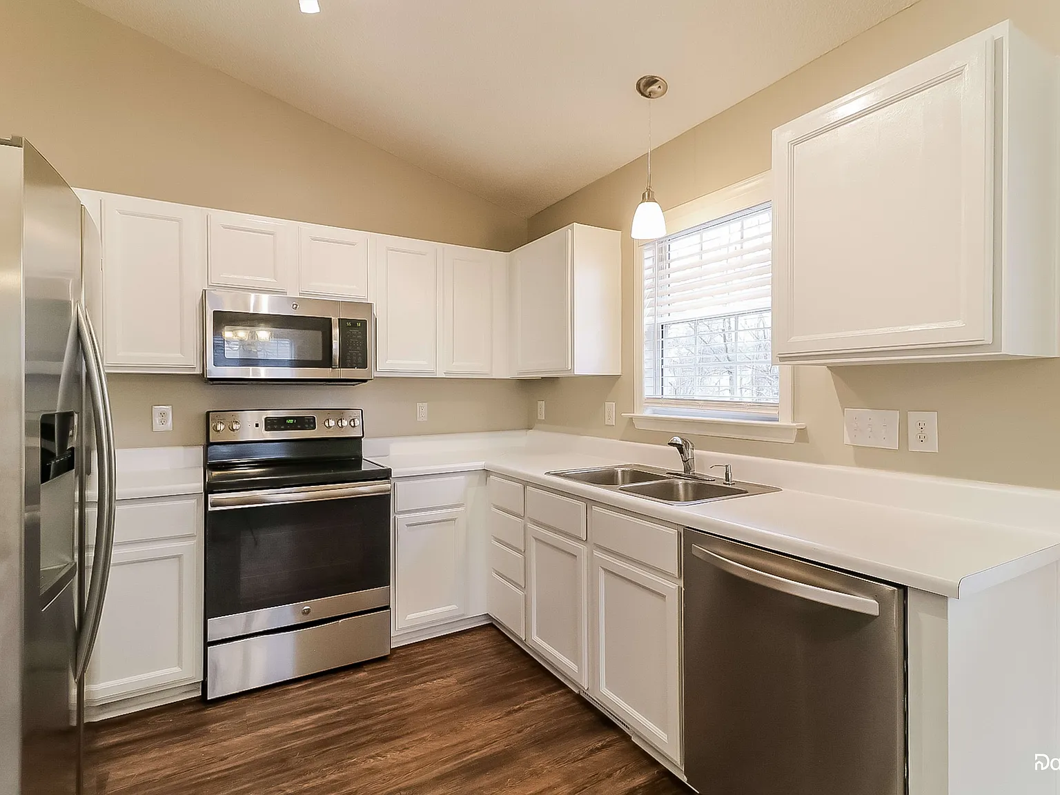 3 bed, 2.0 bath, 1154 sqft, $2,110 — Photo 4