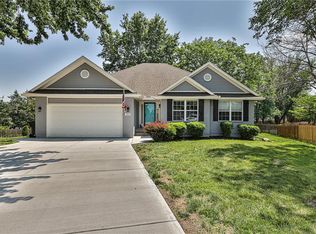 504 NE Springbrook Ct, Blue Springs, MO 64014