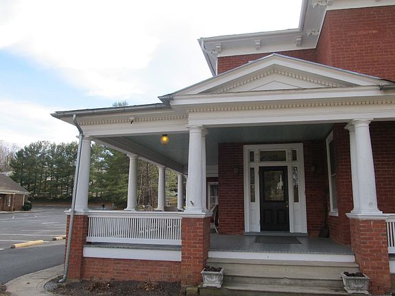 2nd image of 1048 W Beverley St