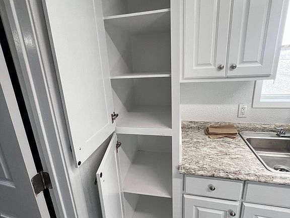 5th image of 909 W Crockett