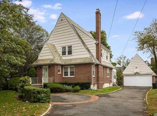 91 Sealy Dr, Lawrence, NY 11559