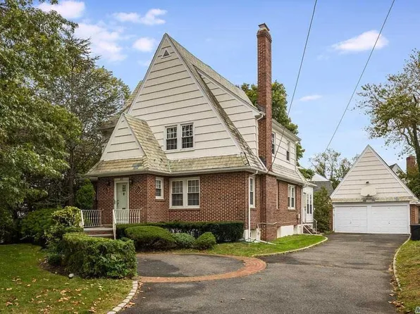 91 Sealy Dr, Lawrence, NY 11559