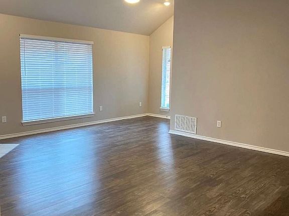4th image of 1011 Hayworth Ave