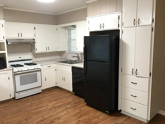 3 bed, 1.5 bath, 1300 sqft, $1,050 — Photo 3