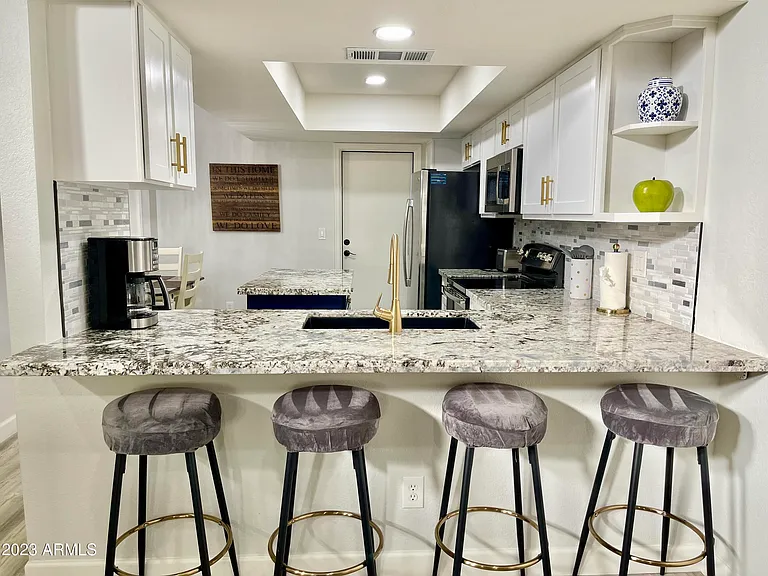 9040 E Winchcomb Dr — Photo 2