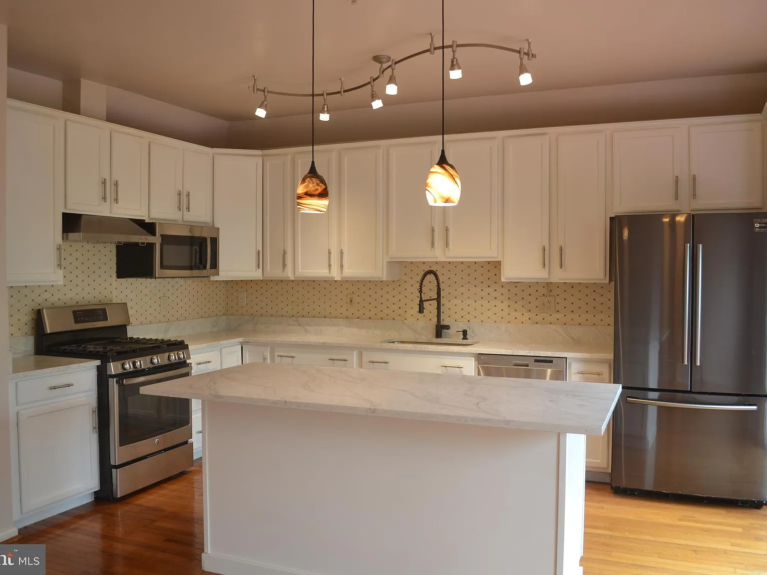 3 bed, 3.5 bath, 2106 sqft, $2,800 — Photo 4