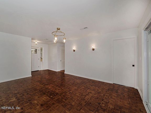 5th image of 468 SE EVERGREEN Drive