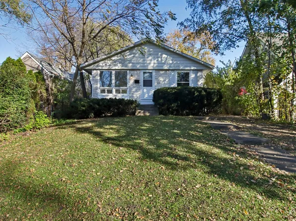 207 N Prospect Dr, Round Lake Park, IL 60073