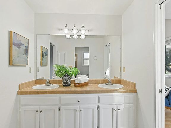 3rd image of 325 E 8th St APT 2