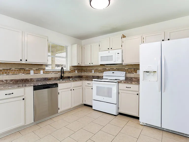 7038 Lynn Lake Dr — Photo 5