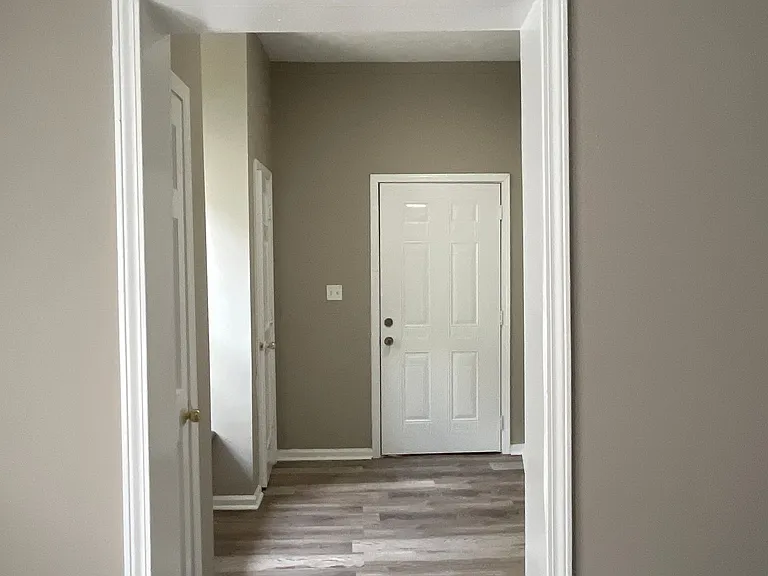 319 E Broadway St — Photo 2