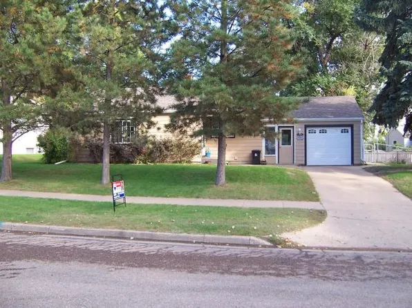 526 6th Ave W, Dickinson, ND 58601