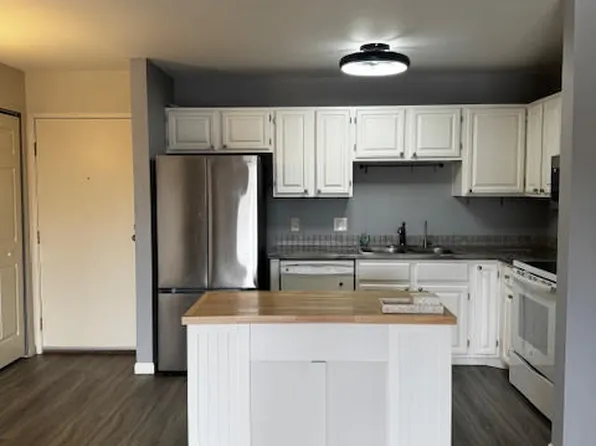 10441 Greenbrier Rd APT 318, Minnetonka, MN 55305