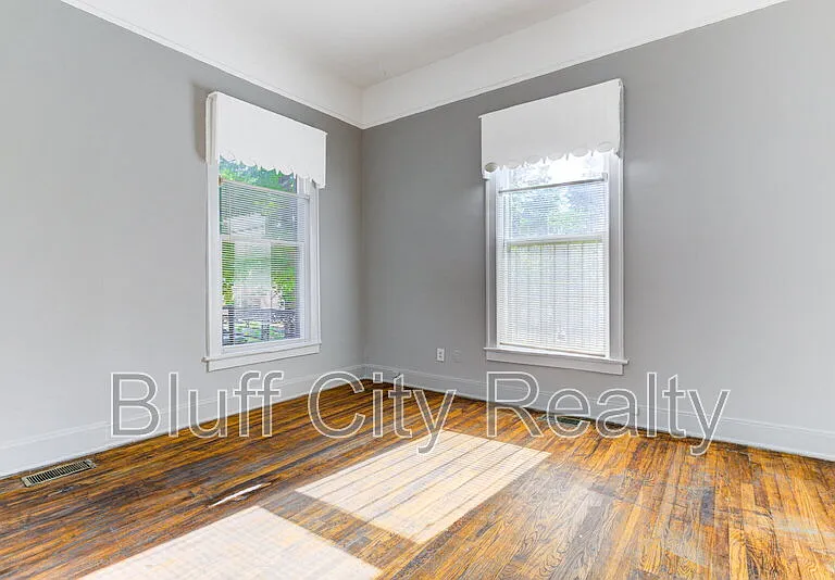 1639 Southern Ave — Photo 4