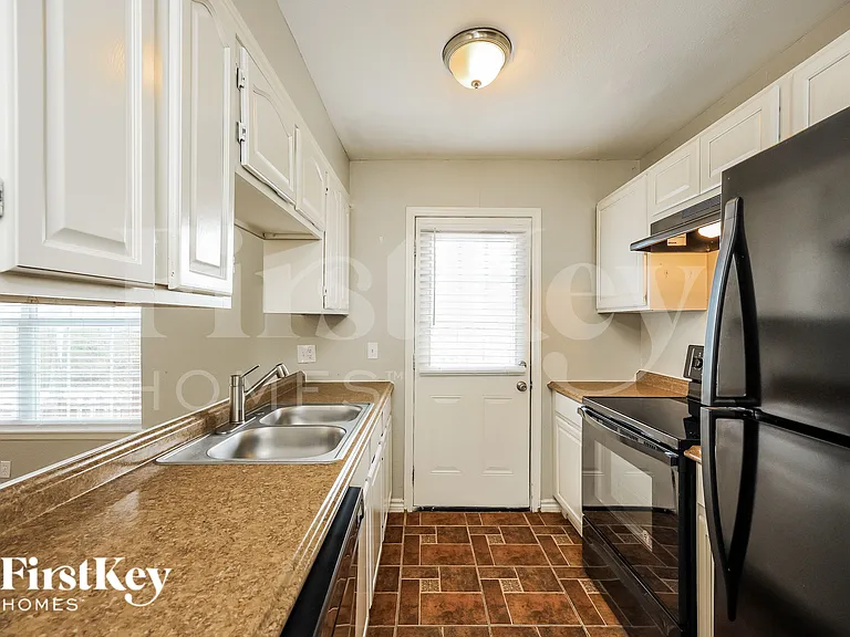 1802 Wilsons Creek St — Photo 7
