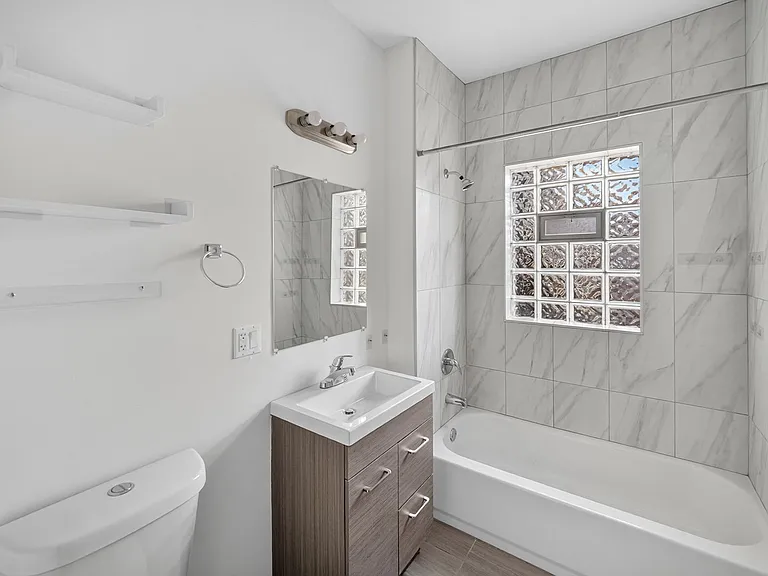 6565 N. Lakewood Renovated Rogers Park Apartments — Photo 19