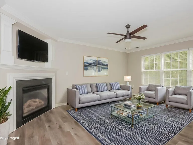 142 Hampshire Dr — Photo 3