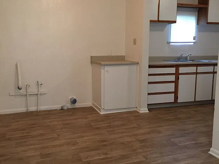 1011 SW Isham St — Photo 2