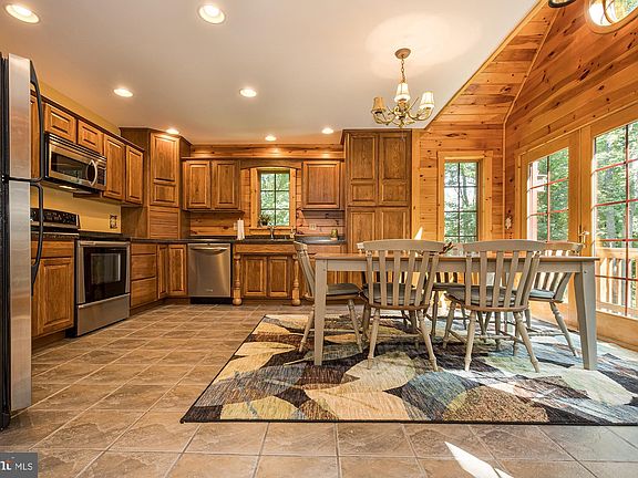 5th image of 472 Summit Woods Dr