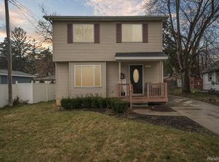 150 Starr Ave, Waterford, MI 48328