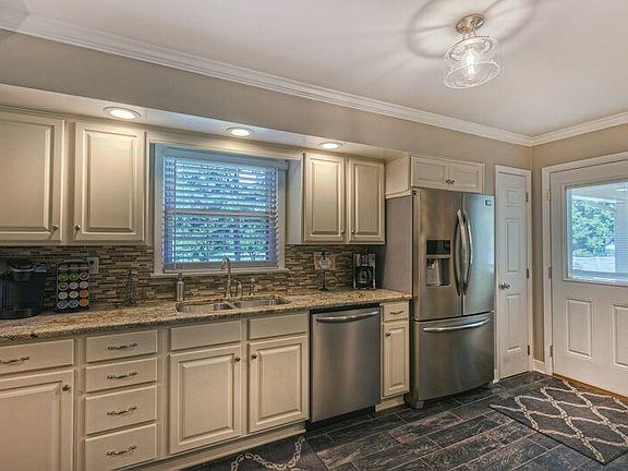 4th image of 204 Clearwater Dr