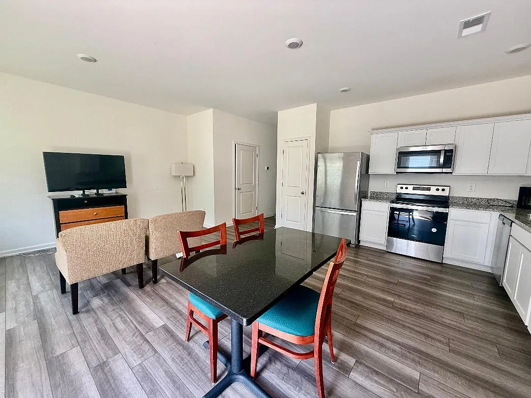 3 bed, 2.5 bath, 1682 sqft, $1,900 — Photo 3