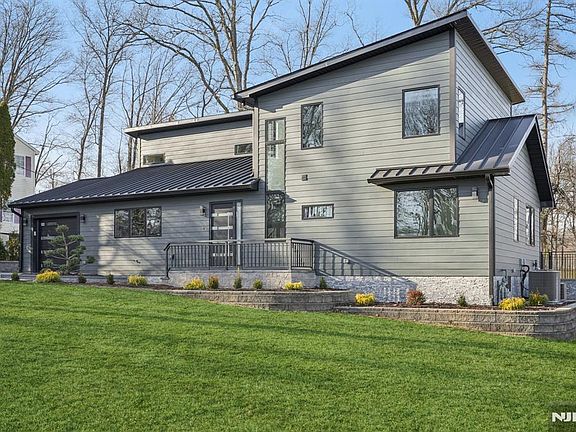 3rd image of 107 High St