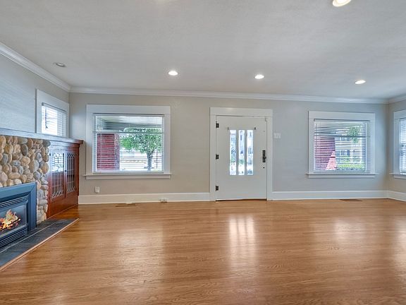 3rd image of 4052 Albatross St