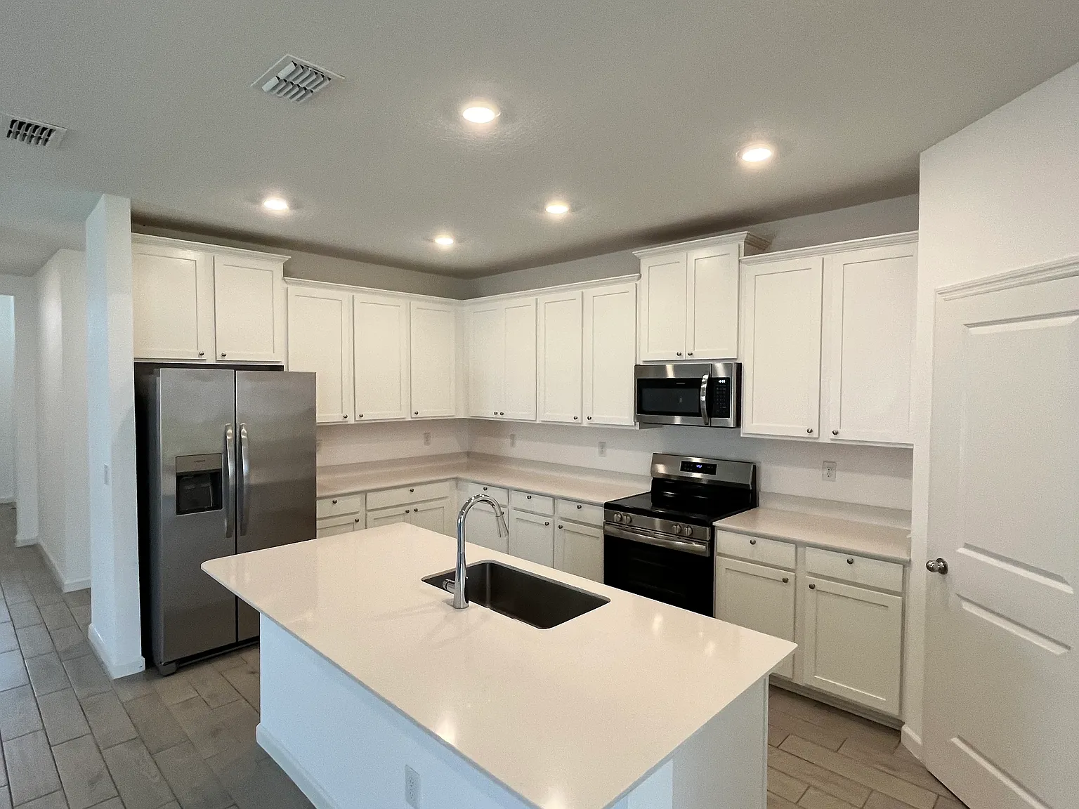 4 bed, 2040 sqft, $2,300 — Photo 2