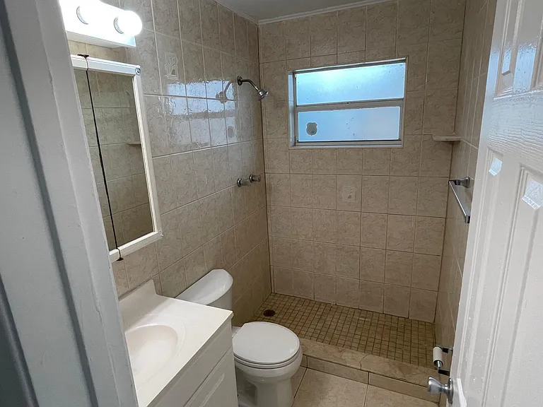 419 SW 15th St — Photo 8