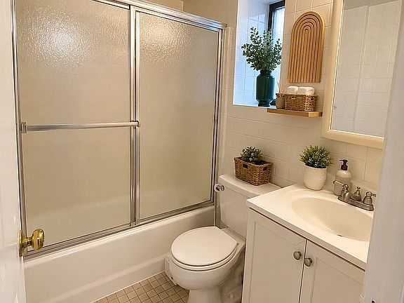 4th image of 57-25 Van Horn St #2D