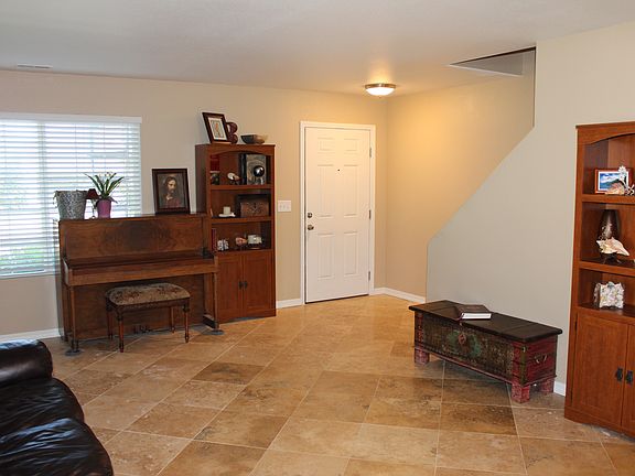 Living room/entry