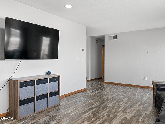 4th image of 306 6th St E