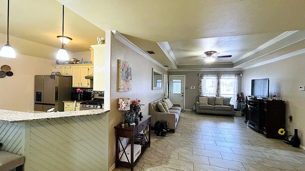 3 bed, 2.0 bath, 1336 sqft, $1,950 — Photo 2