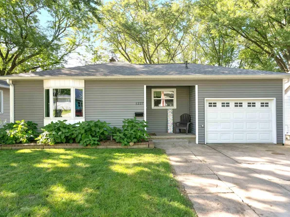 1227 Parker St, Cedar Falls, IA 50613