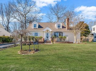 1088 Oakneck Rd, Bay Shore, NY 11706