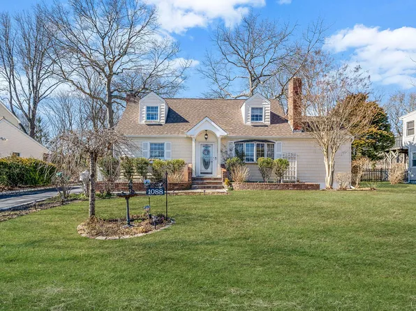 1088 Oakneck Road, Bay Shore, NY 11706