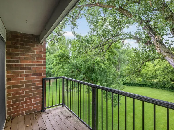 4 Pine Tree Dr APT 321, Arden Hills, MN 55112