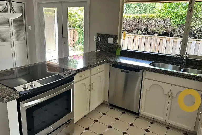 1192 Chartwell Cres #1A — Photo 11