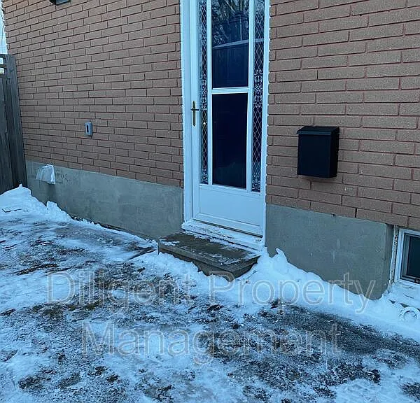 369 Applegrove Ave #LOWER — Photo 34